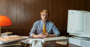 Fonctionnaire préparant sa demande d'autorisation de cumul micro-entreprise