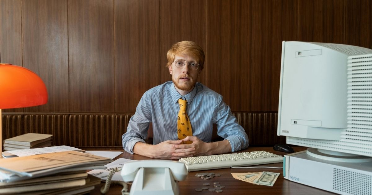 Fonctionnaire préparant sa demande d'autorisation de cumul micro-entreprise