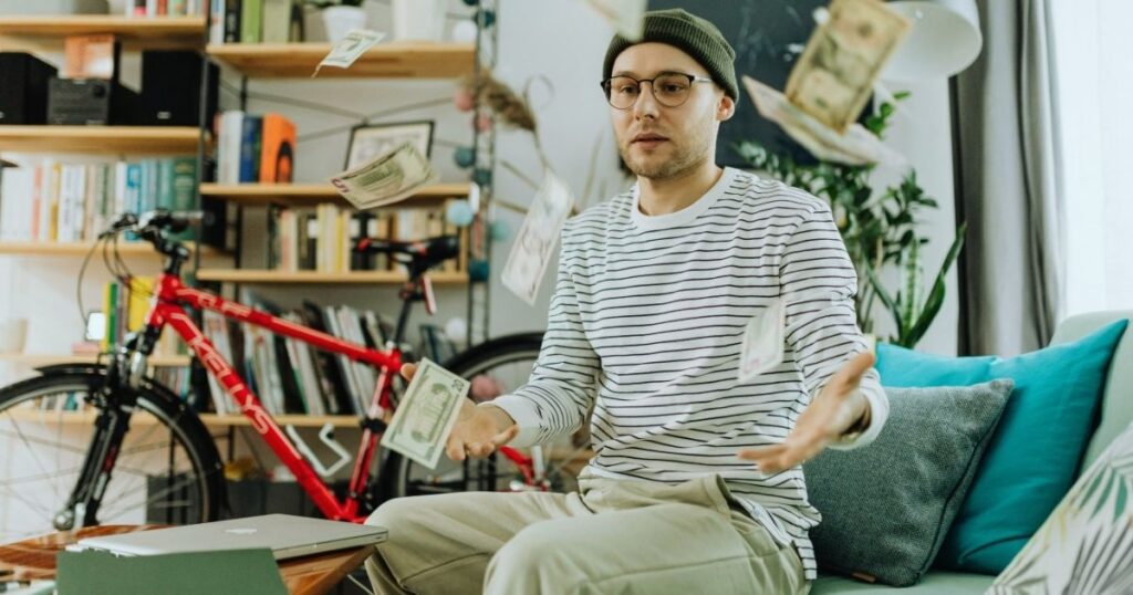 Freelance travaillant sur ordinateur - monétiser ses compétences 2026